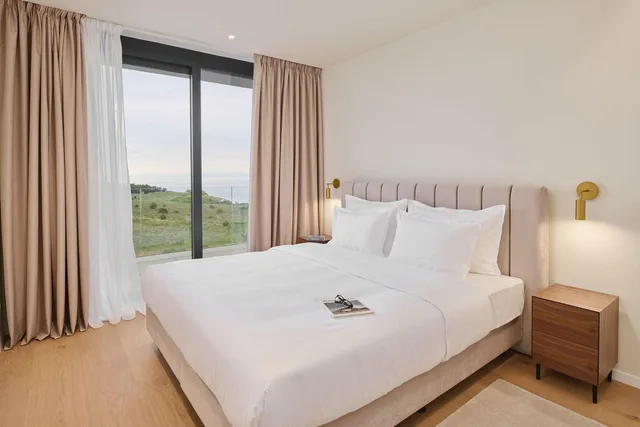 شقة بشرفة بغرفتي نوم بإطلالة جزئية على البحر مع أريكة، Petram Resort & Residences 1/1