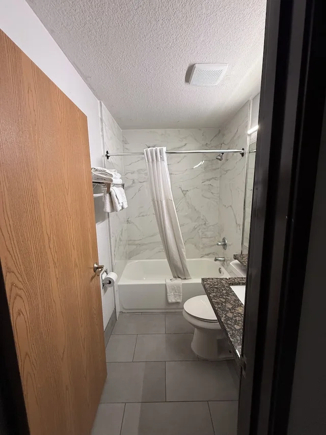 غرفة قياسية بسرير كوين، Microtel Inn Ardmore 6/7