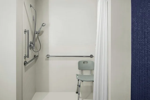 غرفة بسرير كينج مع أريكة لذوي الإعاقة، Fairfield Inn Suites By Marriott Virginia Beach Oceanfront 8/8