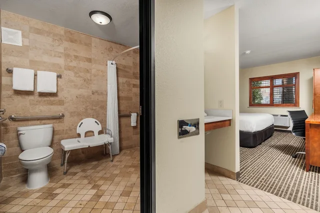 Standard, King Bed, Accessible, Ellis Island Hotel Casino & Brewery 8/9