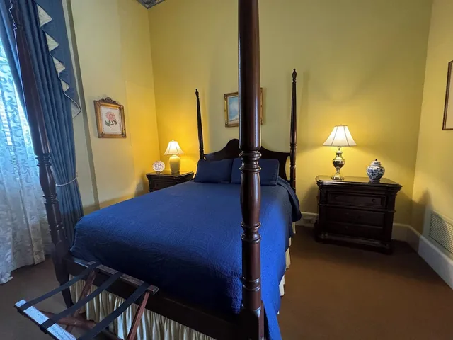 جناح بسرير كوين، The Guest House Historic Mansion 3/9