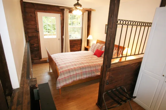 غرفة بسرير كوين مع أريكة، The Old Saco Inn 1/2