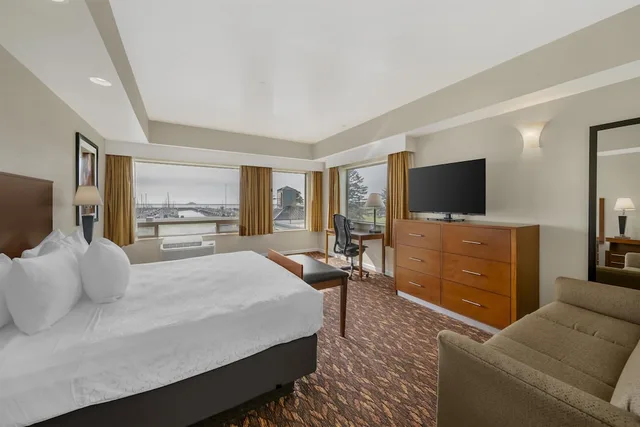 Standard, King Bed, Partial Harbour View، Best Western Plus Northwoods Inn 3/8