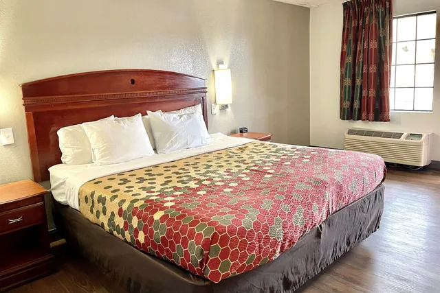Deluxe, King Bed, Smoking, Red Carpet Inn Philadelphia Airport 2/8
