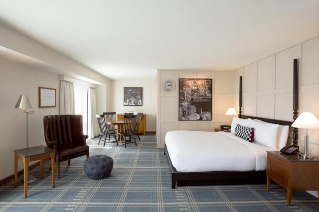جناح جونيور، The Charles Hotel 1/4