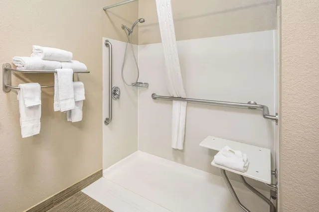 غرفة بسريرين كوين لذوي الإعاقة، La Quinta Inn & Suites by Wyndham Glendive 3/3