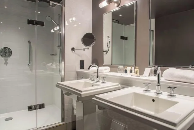 Open Plan, Courtyard, Suite, King Bed, Sofa، The Lygon Arms 3/4