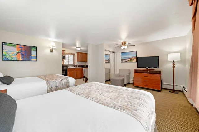 غرفة بسريرين مزدوجين يُسمح فيها بالحيوانات الأليفة بمطبخ صغير، Best Western Ptarmigan Lodge 1/7