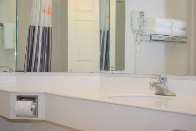 غرفة تنفيذية بسرير كينج، La Quinta Inn & Suites by Wyndham Lakeland West 4/4