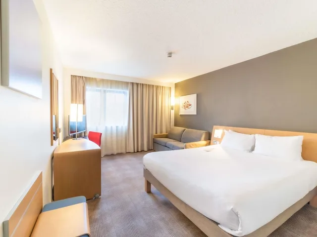 Standard, Queen Bed, Sofa, Novotel Southampton 5/10