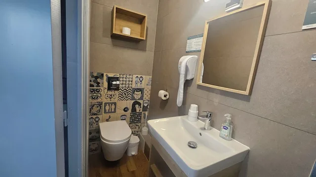 Adjoining, 2 Double Beds، Hotel Les Pieux 7/10