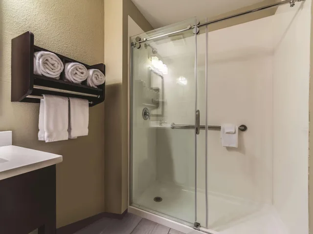 جناح ديلوكس تنفيذي بسرير كينج، La Quinta Inn & Suites by Wyndham Collinsville - St. Louis 7/8