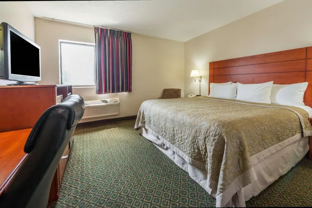 غرفة بسرير كينج لذوي الإعاقة، Super 8 By Wyndham St Charles 3/10