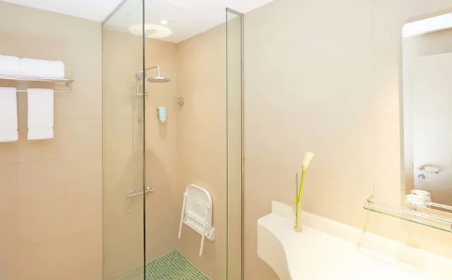 Family, Quadruple, 1 Double and 3 Single Beds، إيبيس ستايلز مكة(Ibis Styles Makkah) 7/7