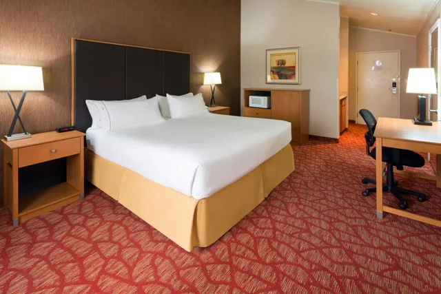 جناح بسرير كينج مع أريكة بمنطقة جلوس، Holiday Inn Express Grants Pass 1/4