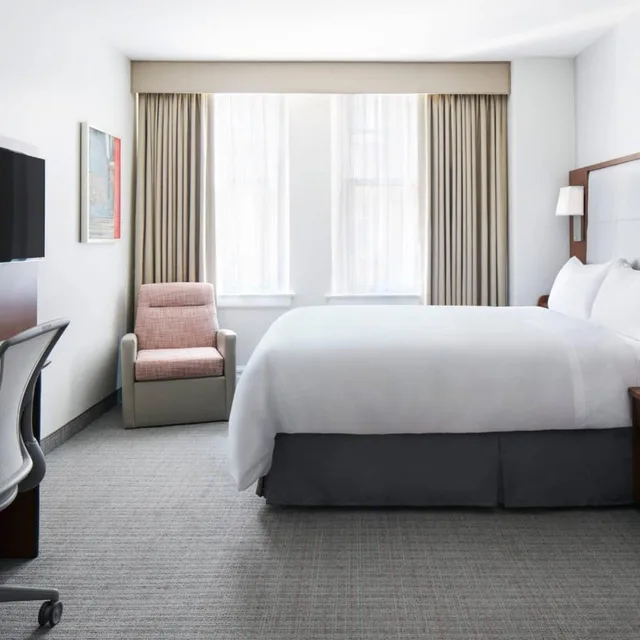غرفة بسرير كينج، Club Quarters Hotel Downton Houston 3/6