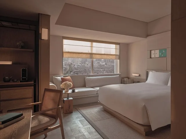 غرفة بسرير كينج بشرفة، Alila Shanghai 2/5