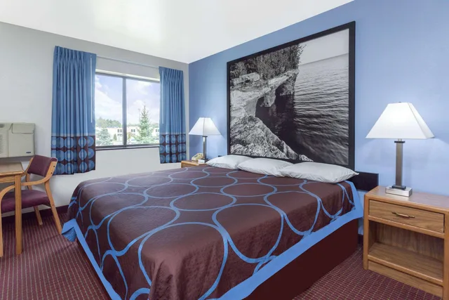 جناح بسرير كينج بغرفة نوم واحدة، Super 8 by Wyndham Wisconsin Dells 1/1