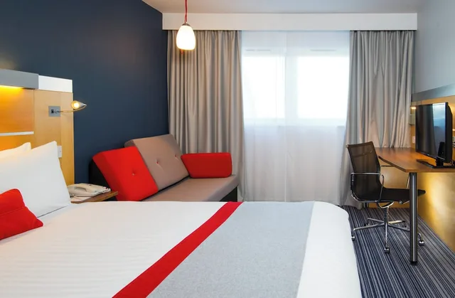 غرفة قياسية بسرير مزدوج مع أريكة، Holiday Inn Express London Epsom Downs 1/10