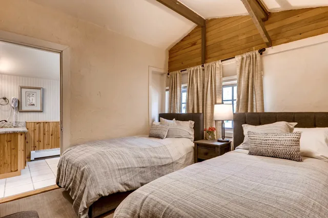 Petite, Suite, Queen and Twin Beds, Ski Tip Lodge 1/9