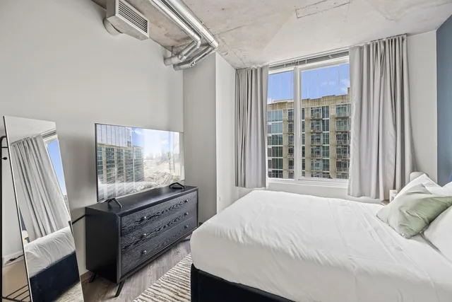 1 Bedroom, Deluxe, Queen Bed, City View, Placemakr Premier SoBro 1/3