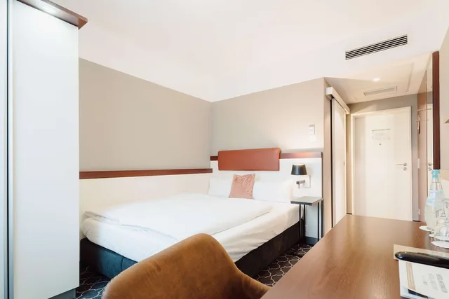 Standard, Queen Bed, Hotel Kaiserhof 7/10