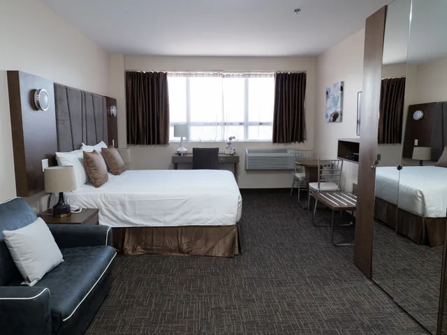 غرفة قياسية كبيرة بسرير كوين بمطبخ، Hotel Montreal Metropolitan, an Ascend Collection Hotel 1/10