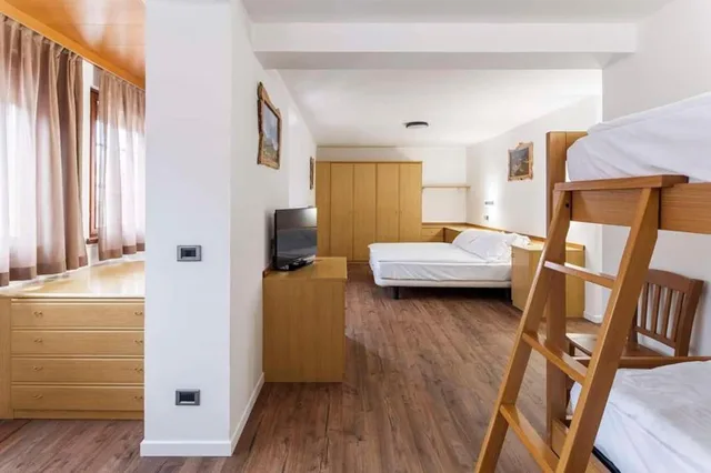 غرفة عائلية بسرير كوين وسريرين منفصلين بإطلالة على الجبل بغرفتي نوم، Best Western Hotel Nevada 1/1