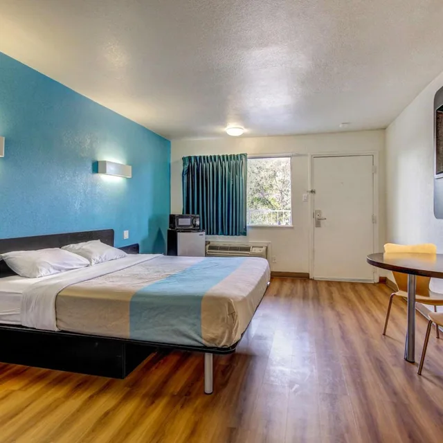 غرفة بسرير كينج لذوي الإعاقة، Motel6 Waco, TX - Lacy Lakeview 1/8