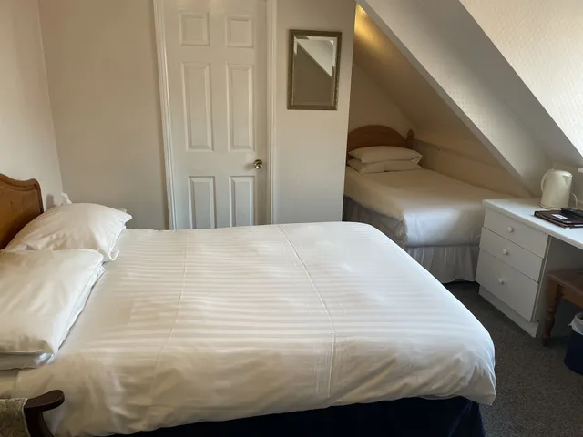 Suite, 1 Single and 2 Queen Beds، OYO Diamonds Inn 3/8