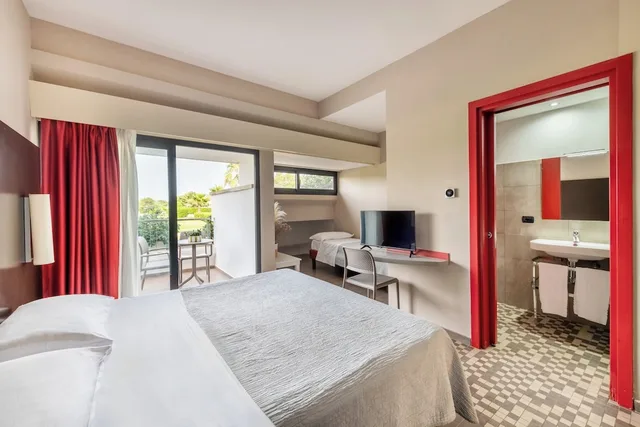 غرفة كلاسيكية ثلاثية بسرير مزدوج وسريرين منفصلين مع سرير إضافي، VOI Alimini Resort 1/5