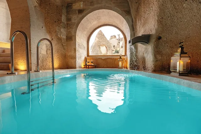 Cave, Grand, Pool, Suite, King Bed, MILLSTONE CAVE SUITES 2/2