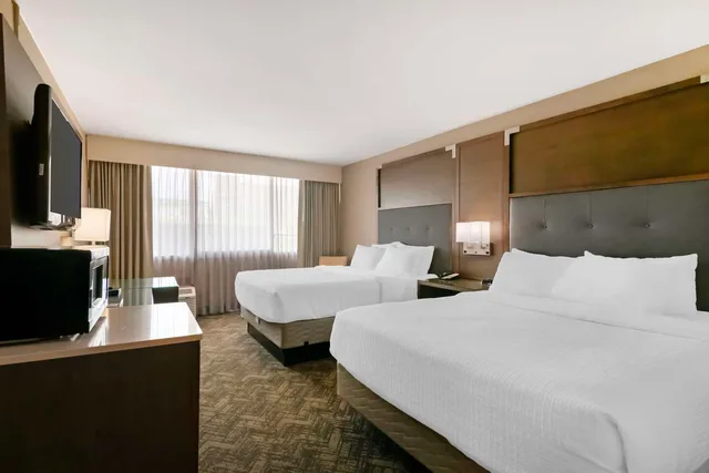 غرفة بسريرين كوين بحوض استحمام لذوي الإعاقة، Best Western Plus Kansas City Sports Complex Hotel 2/5
