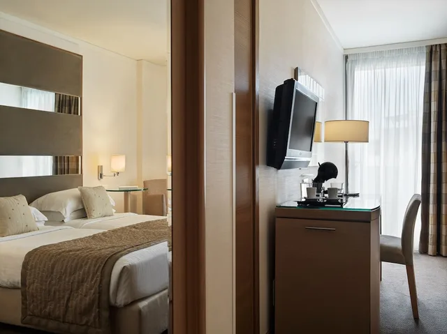2 Bedrooms, Connecting, Family, 1 Queen and 3 Single Beds, City View, Galaxy Hotel Iraklio 6/8