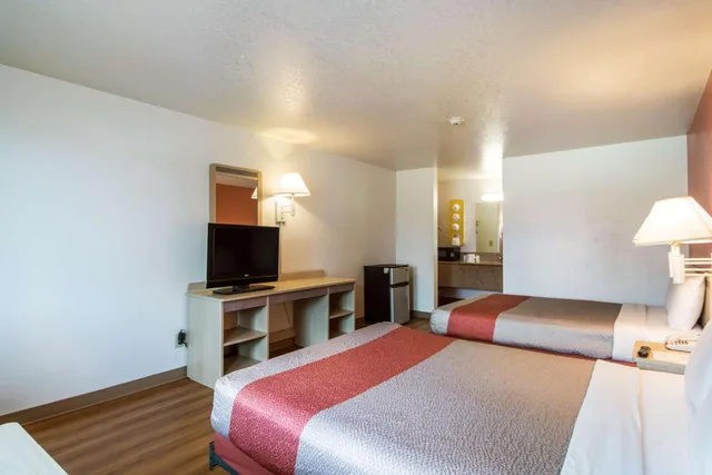 2 Queen Beds Mobility Accessible Tub Nsmk، Motel6 Vancouver, WA 5/7