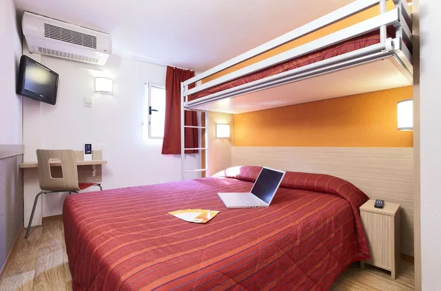 Standard, 1 Double and 1 Single Bed, PREMIERE CLASSE MONTREUIL 1/6