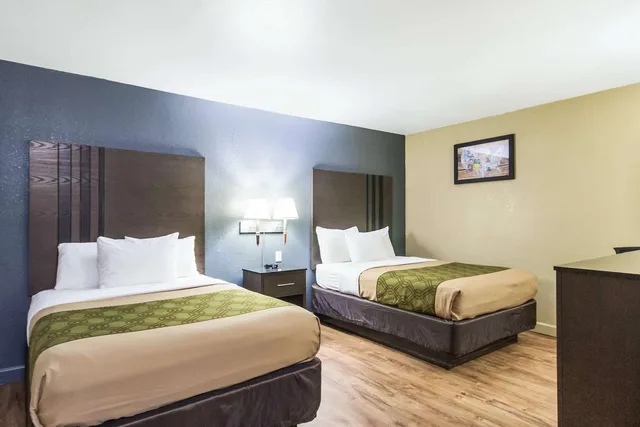 غرفة بسريرين مزدوجين، Econo Lodge Inn and Suites I-35 at Shawnee Mission 2/4