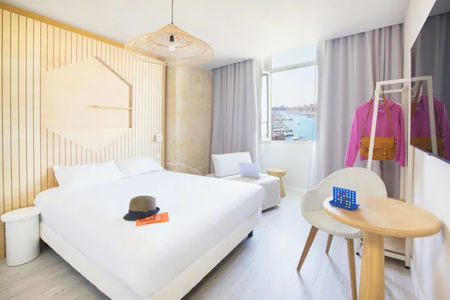 غرفة عائلية بسرير كوين مع أريكة، Life Hotel Marseille 1/6