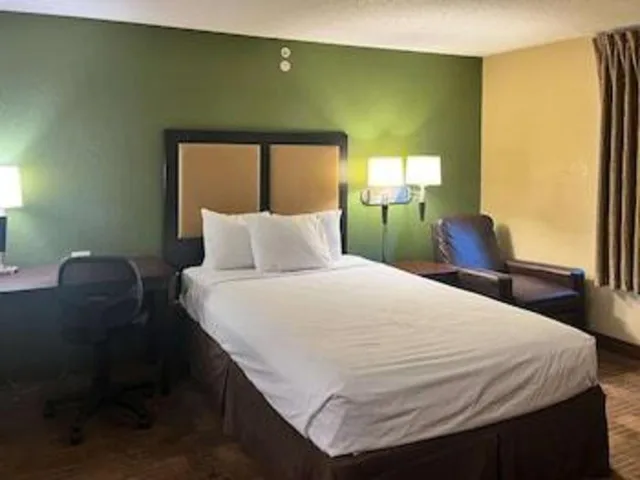 غرفة بسرير كوين لغير المدخنين بمطبخ، Studio6 Memphis, TN – East Memphis 2/8