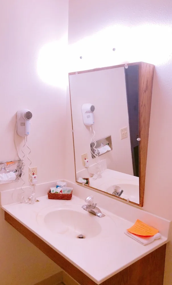غرفة قياسية بسرير كينج لذوي الإعاقة، Covered Wagon Motel (ex Rodeway Inn Lusk) 4/5
