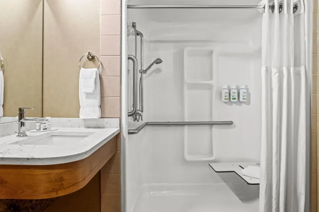 غرفة بسرير كينج، Ramada By Wyndham Drumheller Hotel & Suites 5/5
