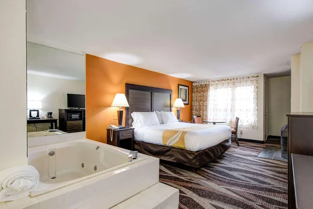 Upgrade, King Bed، Quality Inn Creekside - Downtown Gatlinburg 4/6