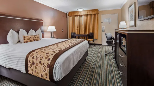 غرفة قياسية بسرير كينج، Best Western Courtesy Inn - Anaheim Park Hotel 2/10
