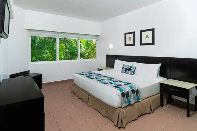 غرفة بسرير كينج بإطلالة على الحديقة، Krystal Ixtapa All Inclusive 1/4