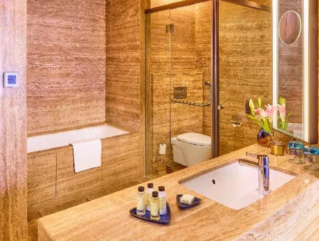 Executive, Twin Beds, The Den Bengaluru, LXR Hotels & Resorts 2/2
