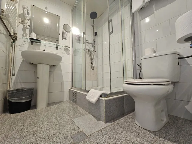 غرفة داخلية ثلاثية بثلاثة أسرّة بحمام خاص، Hotel Palermo 9/9