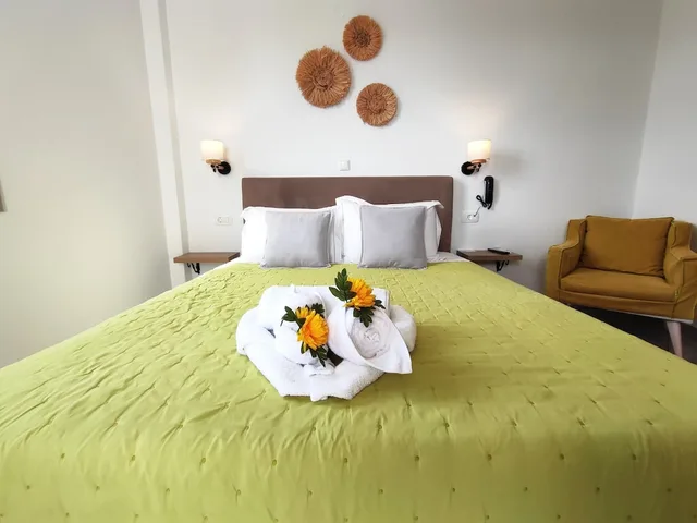 Deluxe, Queen Bed, Sunrise View, Nemesis 2/6