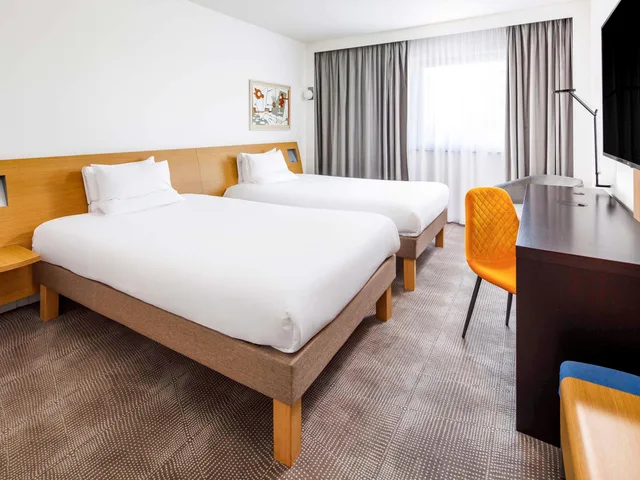 غرفة سوبيريور بسريرين منفصلين وسرير كوين، NOVOTEL LONDON GREENWICH 3/4