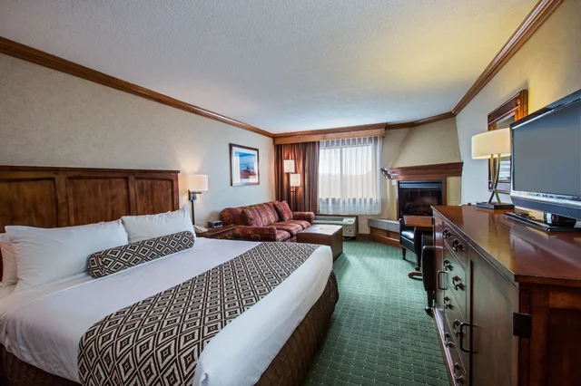 غرفة قياسية بسرير كينج مع أريكة بحوض جاكوزي، Crowne Plaza Lake Placid 2/3