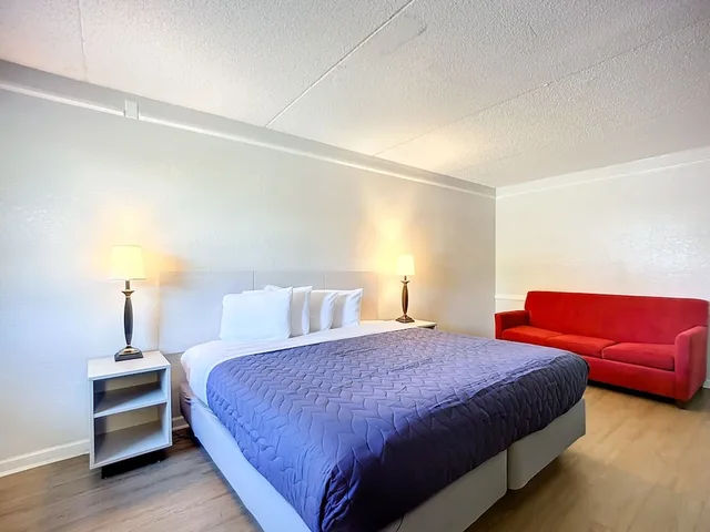 غرفة بسرير كينج مع أريكة، Motel 6 Jacksonville Fl Airport Area South 5/10